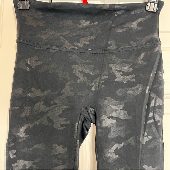 Spanx Faux Leather Matte Black Camo High Rise Leggings Shape Full Length Small - Picture 5 of 7